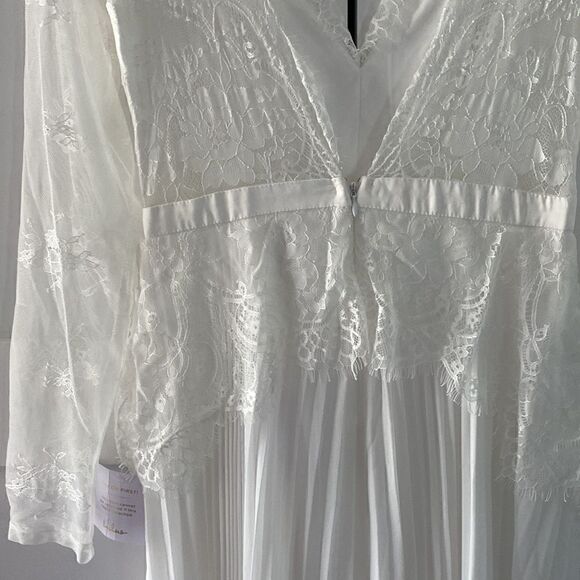 Lulus Wedding Dress/Gown - Picture 5 of 8